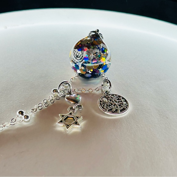 Personalized glass pendants that move inside. - Picture 5 of 10